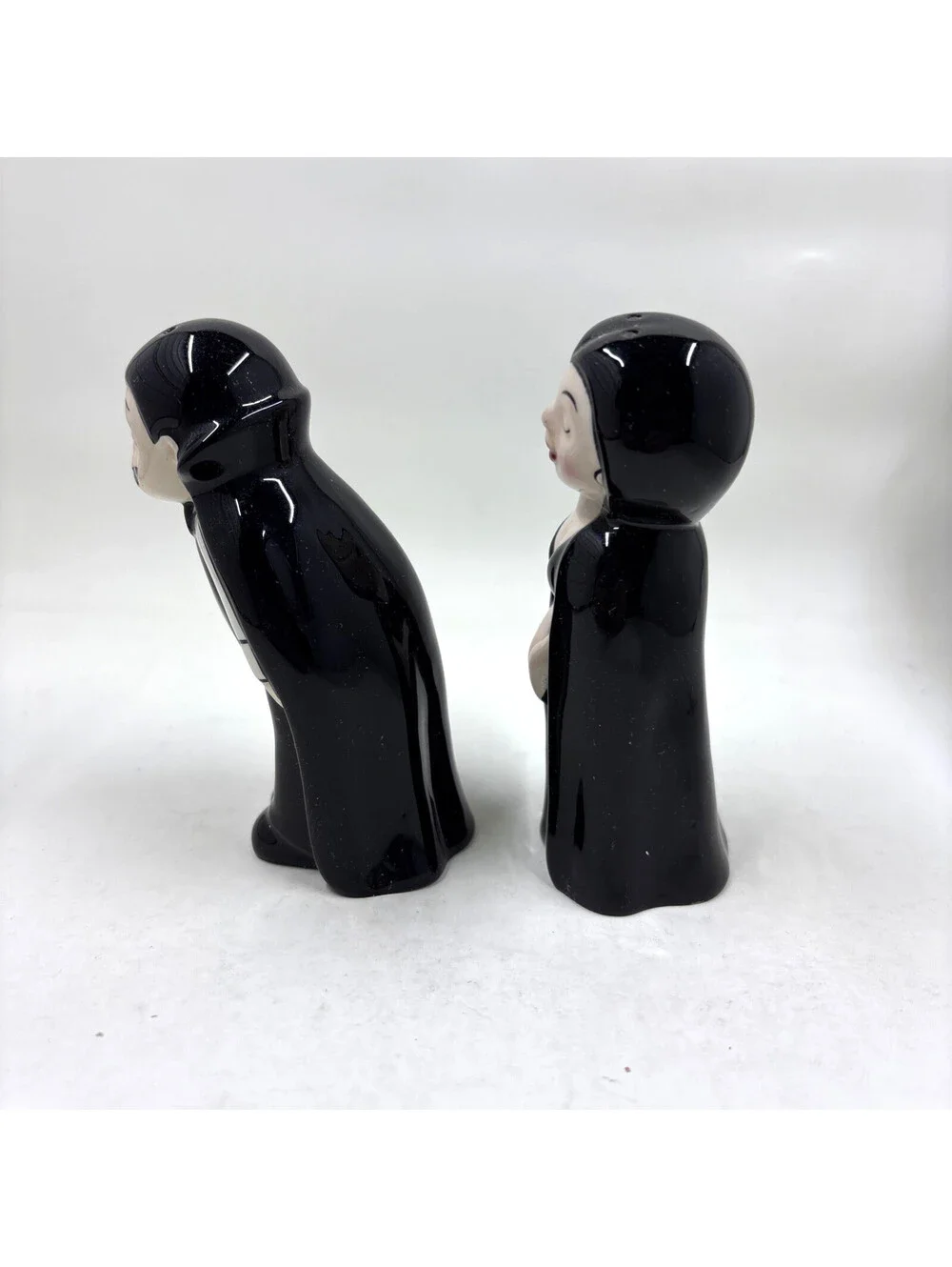 Pacific Giftware Vampire Love at First Bite Magnetic Kissing Ceramic S&P